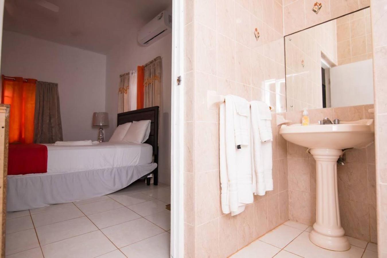 Suzette Guesthouse Accommodations Saint Maryʼs Exteriér fotografie